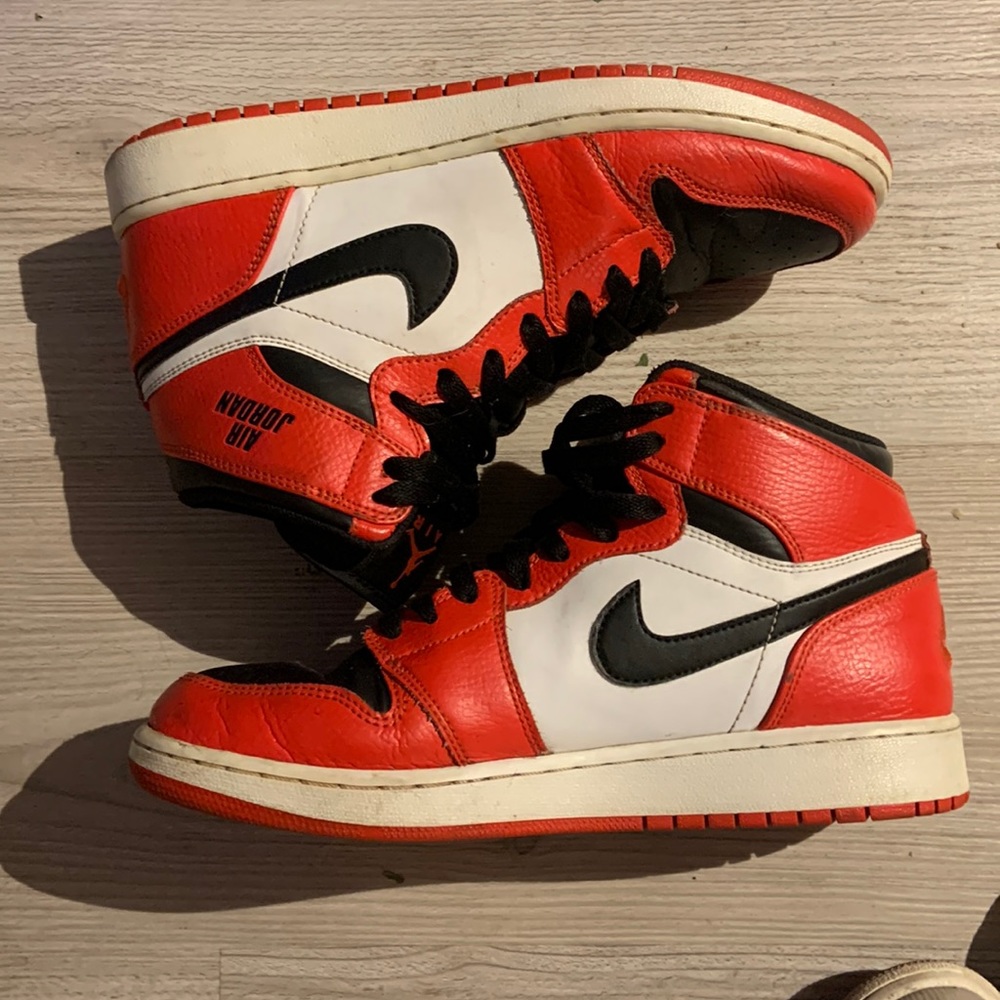 Jordan 1 Chicago Black toes